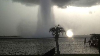 Berbeda dengan angin tornado yang biasa terjadi saat badai, waterspout (tornado air) bisa saja muncul saat air laut tengah dalam keadaan tenang sekalipun. (Foto: Internet)