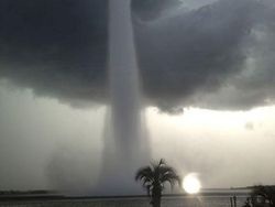 Potret Fenomena Alam yang Mengagumkan Tapi Mematikan