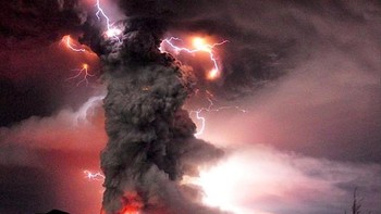 Dirty thunderstorm adalah fenomena cuaca yang melibatkan produksi petir di dalam abu vulkanik saat terjadinya erupsi gunung berapi. (Foto: Internet)