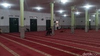 Seperti yang disinggung di awal, masjid ini melakukan perubahan di area dalam yakni tiang. Tiang yang awalnya berupa kayu telah diganti menjadi beton.