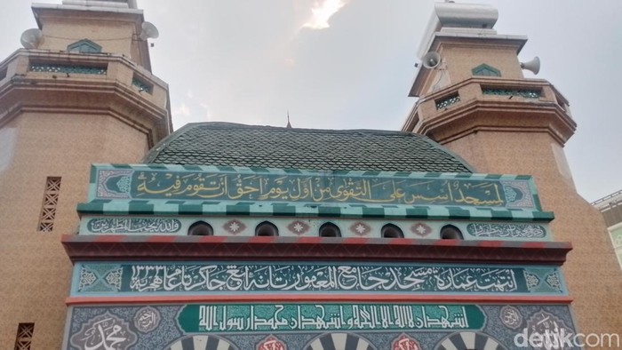 Potret Masjid Al Makmur, Pernah Jadi Masjid Terbesar Sebelum Istiqlal Kawasan Tanah Abang memang jadi kawasan yang memiliki nilai sejarah yang kuat, sedari dahulu kawasan ini memang kesohor dengan sentra perdagangannya. Namun siapa sangka, dekat Pasar Tanah Abang terdapat salah satu masjid tertua di Jakarta yaitu Masjid Al Maβmur.