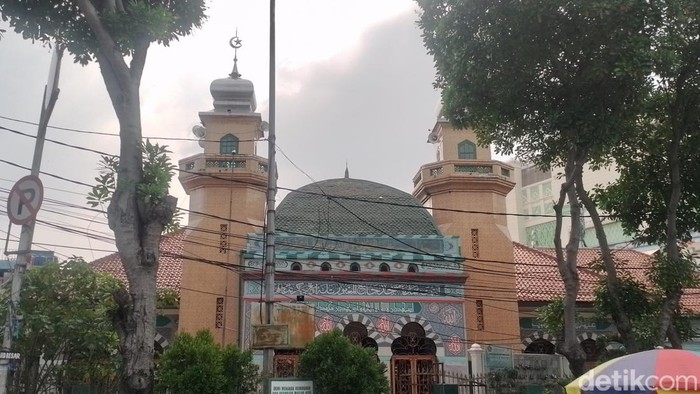 Potret Masjid Al Makmur, Pernah Jadi Masjid Terbesar Sebelum Istiqlal Kawasan Tanah Abang memang jadi kawasan yang memiliki nilai sejarah yang kuat, sedari dahulu kawasan ini memang kesohor dengan sentra perdagangannya. Namun siapa sangka, dekat Pasar Tanah Abang terdapat salah satu masjid tertua di Jakarta yaitu Masjid Al Maβmur.
