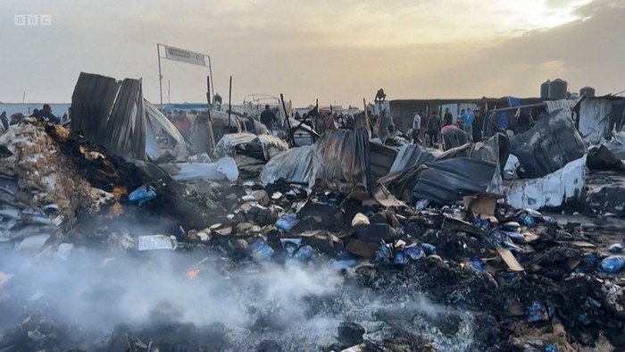 Rumah Pengungsian Palestina di Rafah dijatuhi bom oleh tentara Israel paha Minggu (26/5). Ini foto-fotonya.