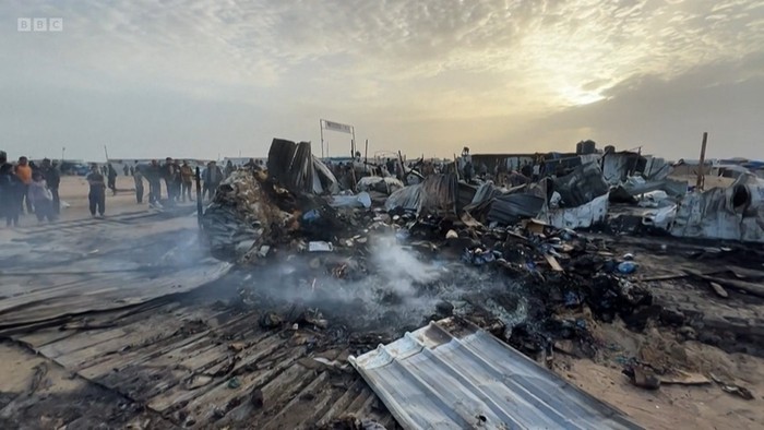 Potret βRumahβ Pengungsian Palestina di Rafah yang Dibom Israel Rumah Pengungsian Palestina di Rafah dijatuhi bom oleh tentara Israel paha Minggu (26/5). Ini foto-fotonya.