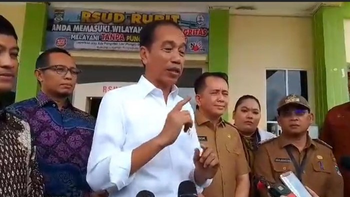 Dalam kunker di Sumsel Selatan, Presiden Joko Widodo (Jokowi) meninjau RSUD Rupit Musi Rawas Utara. Jokowi memuji RSUD dari segi SDM serta dokter spesialis yang sudah bagus.