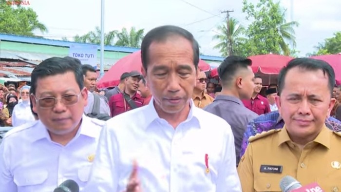 Presiden Jokowi saat mendatangi pasar di Muratara.