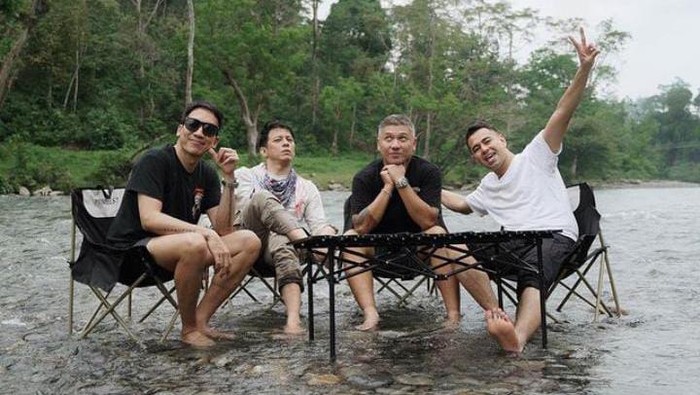 Raffi Ahmad, Desta, Ariel dan Gading Marten menikmati wisata di Tangkahan, Langkat, Sumatera Utara. (Intagram @desta802)