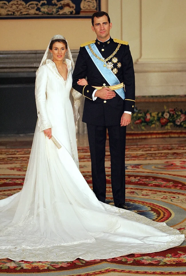 Pernikahan mereka berlangsung pada 22 Mei 2004 di Katedral Almudena, Madrid, di mana Letizia mengenakan gaun dengan bordir benang emas asli dan dilengkapi dengan tiara berlian yang dipinjamkan oleh Ratu Sofia, ibu Felipe. Foto: dok. Getty Images