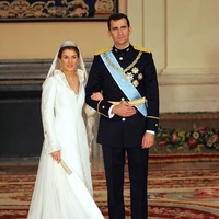 Pernikahan mereka berlangsung pada 22 Mei 2004 di Katedral Almudena, Madrid, di mana Letizia mengenakan gaun dengan bordir benang emas asli dan dilengkapi dengan tiara berlian yang dipinjamkan oleh Ratu Sofia, ibu Felipe. Foto: dok. Getty Images