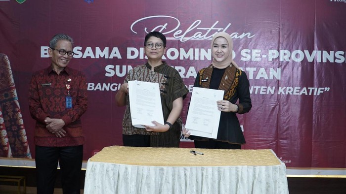 Rika Efianti (kanan) dan Yuyuk Andriyati Iskak (tengah) melakukan penanadatanganan kerja sama disaksikan Sekda Sumsel.