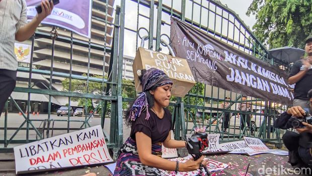Aksi aliansi jurnalis dan massa Aksi Kamisan saat menggelar teatrikal menolak RUU Penyiaran di Semarang, Kamis (30/5/2024).