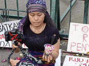 Aksi Tolak RUU Penyiaran, Jurnalis Gembok Gerbang DPRD Jateng