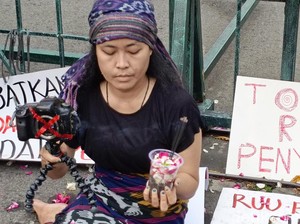 Aksi Tolak RUU Penyiaran, Jurnalis Gembok Gerbang DPRD Jateng