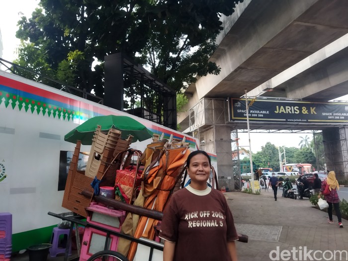 Saksi mata besi proyek jatuh di jalur MRT dekat Kejagung, Nurul. (Kurniawan Fadilah/detikcom)