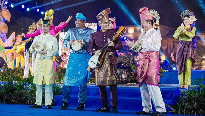 Sandiaga Uno bersama Bobby Nasution dan Hassanudin bermain alat musik melayu di acara Gelar Melayu Serumpun (Gemas) 2024. (Dok Kemenparekraf)