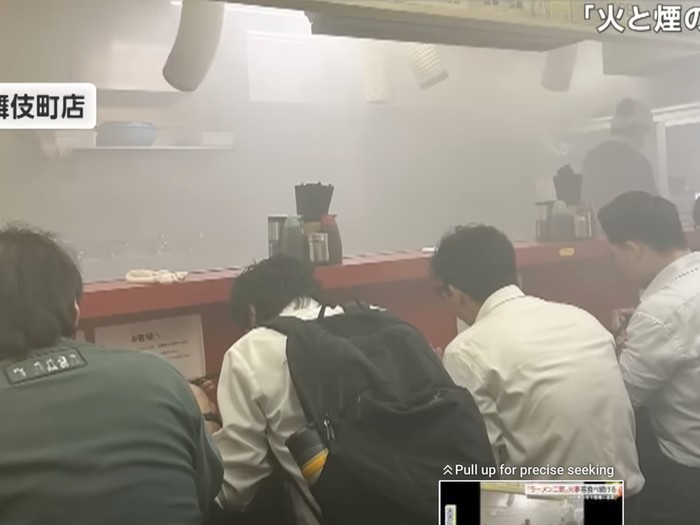 Santuy! Pelanggan Tetap Makan Meski Gerai Ramen Ini Kebakaran