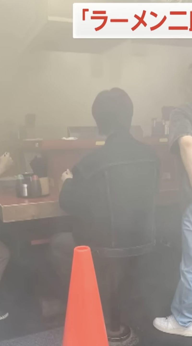 Santuy! Pelanggan Tetap Makan Meski Gerai Ramen Ini Kebakaran