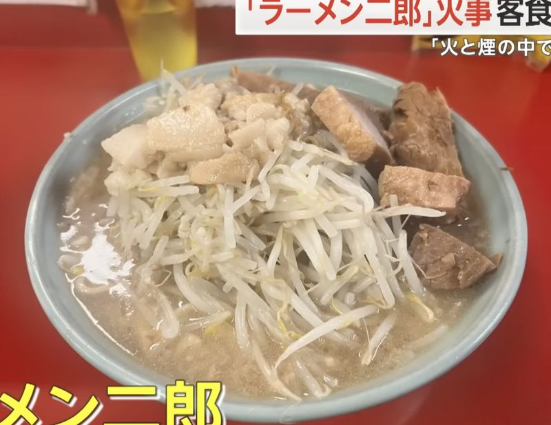 Santuy! Pelanggan Tetap Makan Meski Gerai Ramen Ini Kebakaran