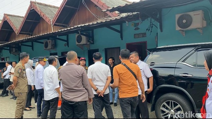 Satpol PP dan DPM- PTSP Palembang mendatangi DA Club41