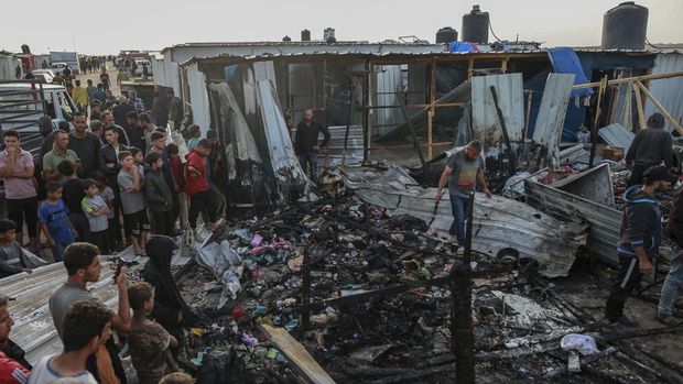 Sedikitnya 30 orang tewas dan puluhan lainnya terluka saat Israel menyerang sebuah kamp yang dihuni pengungsi di Kota Rafah, Gaza selatan. (AP Photo/Jehad Alshrafi)