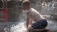 Suhu mencapai 28 Celcius, (82,4 Fahrenheit) dan dikabarkan akan meningkat dalam beberapa hari mendatang.