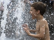 Segar...  Anak-anak Ini Main Air saat Cuaca Panas Sengat Rusia