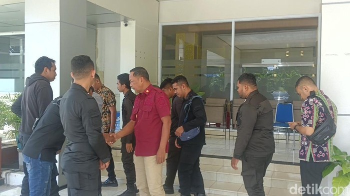 Sejumlah pegawai Rutan Kelas IIB Kupang menggeruduk Kanwil Kemenkumham NTT untuk memprotes SK mutasi, Kamis (30/5/2024). (Yufengki Bria/detikBali)