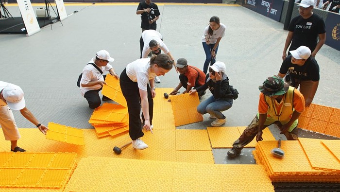 Sun Life Indonesia bersama Beyond Sport melakukan renovasi lapangan basket di Tanah Baru, Depok guna menyerukan gaya hidup sehat generasi muda di Depok.