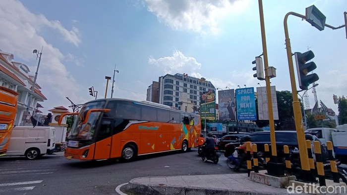 Kondisi simpang empat Gramedia Jalan Sudirman setelah lampu APILL menyala, Kamis (30/5/2024).