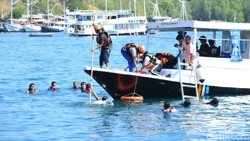 Simulasi penyelamatan kecelakaan kapal di perairan Labuan Bajo, Kamis (30/5/2025).