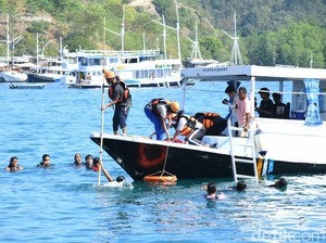 Basarnas Simulasi Penyelamatan Kecelakaan Kapal Wisata di Labuan Bajo