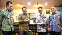 Direktur Utama BTN Nixon LP Napitupulu dan Rektor Institut Teknologi Sepuluh Nopember (ITS) Bambang Pramujati didampingi Direktur Finance BTN Nofry Rony Poetra serta Wakil Rektor 2 ITS Mas Agus Mardy anto menandatangani perjanjian kerjasama tersebut.