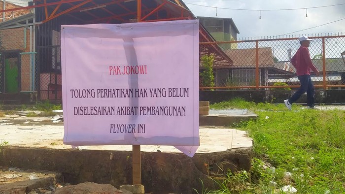 Spanduk terpasang di lahan milik Siswadi yang belum dibebaskan.