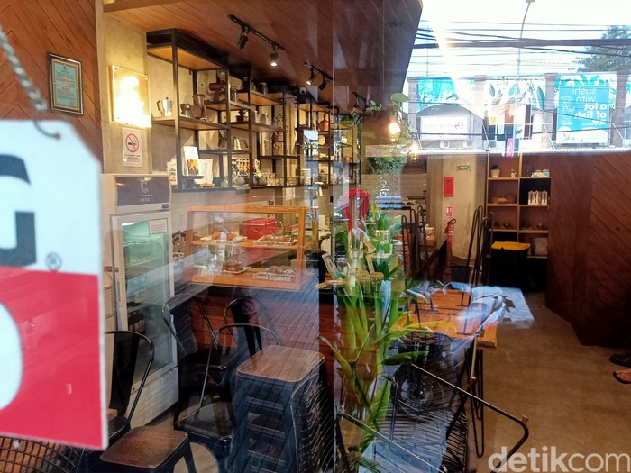 Suasana C Cafe Jimbaran, Kuta Selatan, Badung, Bali, yang ruangannya sempat diacak-acak WNA yang mengamuk. (Foto: Agus Eka/detikBali)