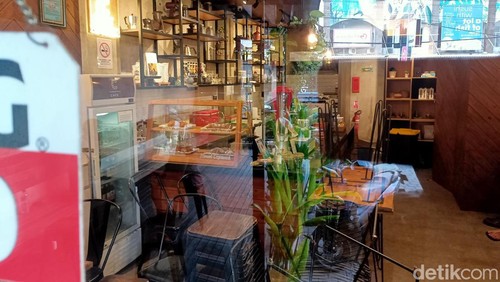 Suasana C Cafe Jimbaran, Kuta Selatan, Badung, Bali, yang ruangannya sempat diacak-acak WNA yang mengamuk. (Foto: Agus Eka/detikBali)