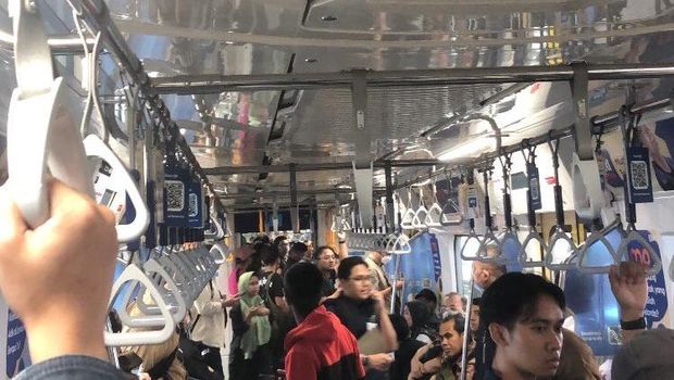 Suasana dalam MRT saat berhenti (Istimewa/Den)