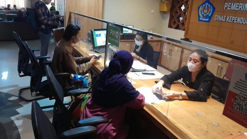 Suasana pelayanan adminduk di kantor Disdukcapil Kota Denpasar pada Kamis (30/5/2024)
