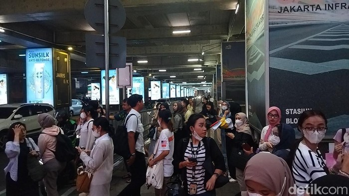 Suasana sekitar Stasiun MRT Blok M usai operasional disetop sementara (Fadil/detikcom)