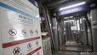 Stasiun MRT Blok M menutup pelayanan imbas dari jatuhnya bongkahan besi di jalur MRT. 