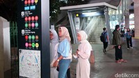 Warga pun terpaksa mencari alternatif transportasi lain. 