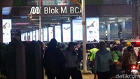Mereka naik TransJakarta atau ojek online. 