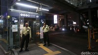 Stasiun MRT Blok M dijaga ketat. 