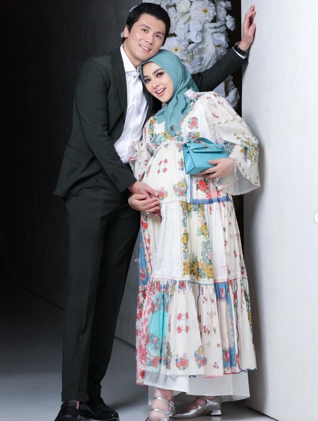 Tak hanya sendirian, Syahrini juga terlihat berpose bersama sang suami tercinta, Reino Barack. Keduanya tampil kompak dan mesra. Foto: Instagram/@princessyahrini