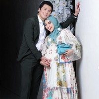 Tak hanya sendirian, Syahrini juga terlihat berpose bersama sang suami tercinta, Reino Barack. Keduanya tampil kompak dan mesra. Foto: Instagram/@princessyahrini