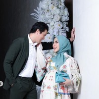 Dalam pemotretan tersebut Syahrini dan Reino tampil rapih. Reino memilih mengenakan setelan jas hitam, sementara Syahrini mengenakan dress ruffle bermotif floral dipadukan dengan sepasang sepatu silver. Foto: Instagram/@princessyahrini