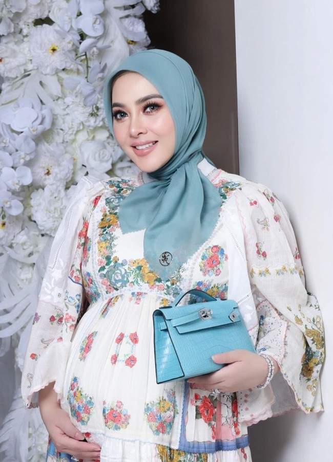 Untuk melengkapi penampilannya Syahrini mengenakan hijab dan tas berwarna senada, warna tosca. Diketahui tas yang ditenteng Syahrini itu berasal dari merek mewah Hermes dan masuk ke dalam edisi Mini Kelly. Foto: Instagram/@princessyahrini