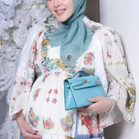 Untuk melengkapi penampilannya Syahrini mengenakan hijab dan tas berwarna senada, warna tosca. Diketahui tas yang ditenteng Syahrini itu berasal dari merek mewah Hermes dan masuk ke dalam edisi Mini Kelly. Foto: Instagram/@princessyahrini