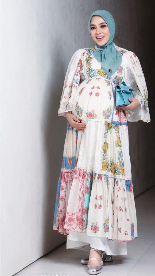 Usia kehamilan Syahrini sendiri saat ini diketahui sudah menginjak 7 bulan. Sebelumnya Syahrini dan keluarga juga sudah menggelar acara tasyakuran kehamilan 7 bulanannya. Foto: Instagram/@princessyahrini