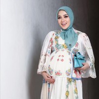Usia kehamilan Syahrini sendiri saat ini diketahui sudah menginjak 7 bulan. Sebelumnya Syahrini dan keluarga juga sudah menggelar acara tasyakuran kehamilan 7 bulanannya. Foto: Instagram/@princessyahrini