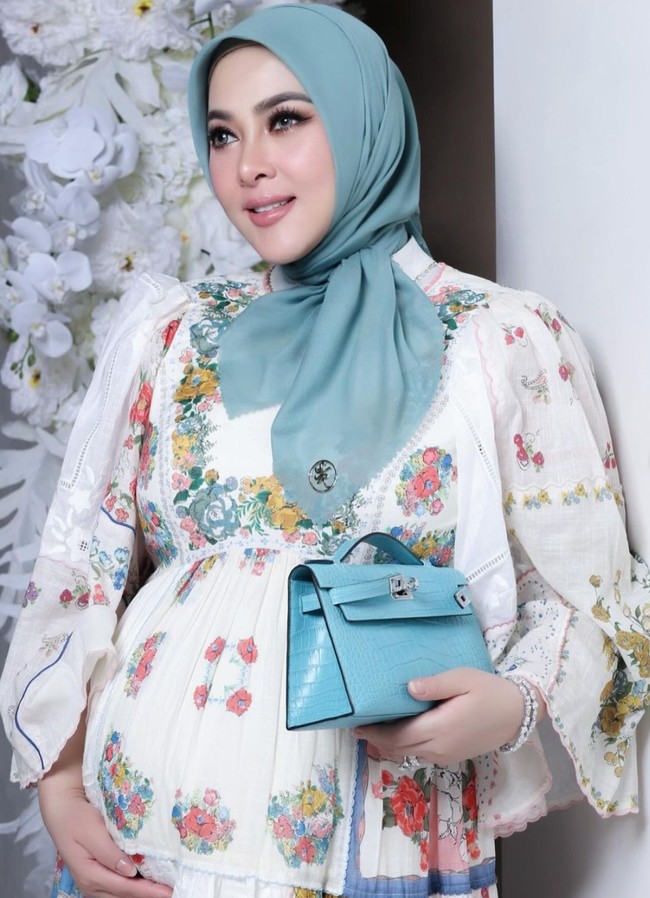 Mengenakan riasan natural glam seperti biasanya, penampilan Syahrini jadi terlihat kian menawan. Pesona bumil yang satu ini juga semakin terpancar menjelang proses persalinan. Foto: Instagram/@princessyahrini